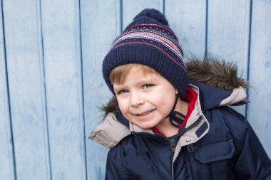 üç yaşında güzel yürümeye başlayan çocuk portresi