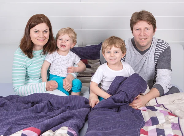 Família feliz de um quatro se divertindo em casa — Fotografia de Stock