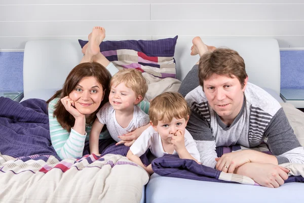 Família feliz de um quatro se divertindo em casa — Fotografia de Stock