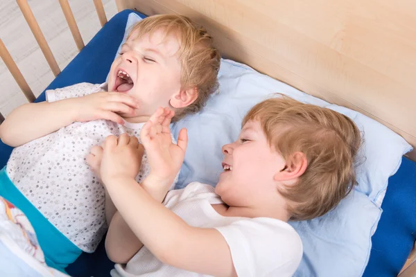 Due piccoli bambini che si divertono a letto — Foto Stock