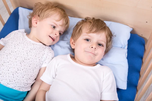 Two little toddler boys having fun in bed — Stock Photo, Image