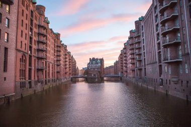 Hamburg'da tarihi Speicherstadt (evler ve köprüler)
