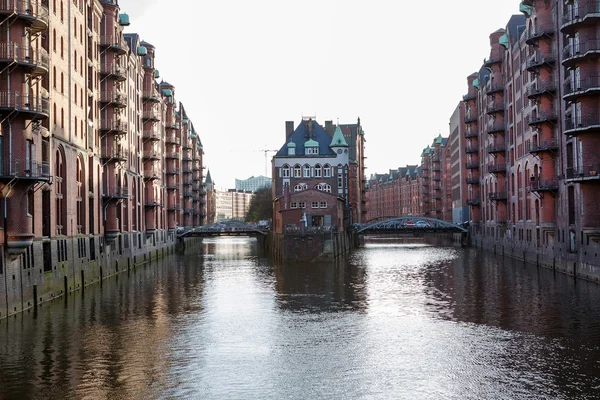 View into a channel at the Speicherstadt — Stock Photo, Image