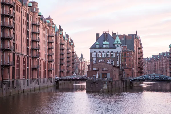 Historic Speicherstadt (houses and bridges) in Hamburg — Stock Photo, Image