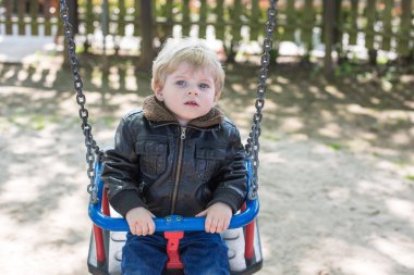 salıncakta eğleniyor güzel yürümeye başlayan çocuk