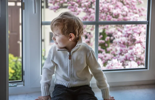 Adorabile bambino ragazzo guardando fuori dalla finestra — Foto Stock