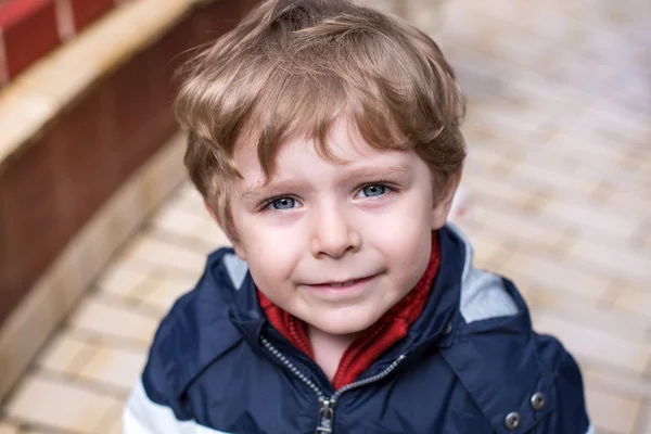 Retrato de niño pequeño de tres años — Foto de Stock