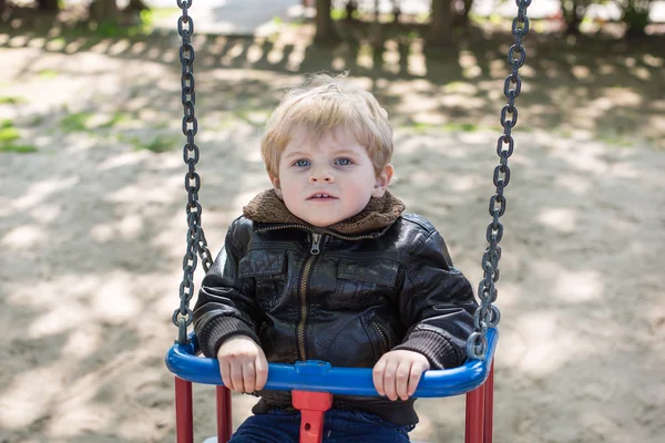 Niño de dos años divirtiéndose en swing — Foto de Stock