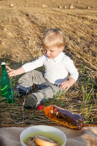 Yürümeye başlayan çocuk iki yıllık altın saman fiel üzerinde piknik yapma — Stok fotoğraf