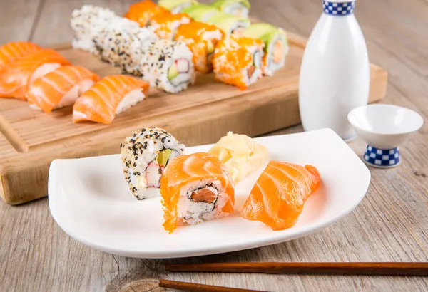 Variación de sabrosos rollos de sushi frescos — Foto de Stock