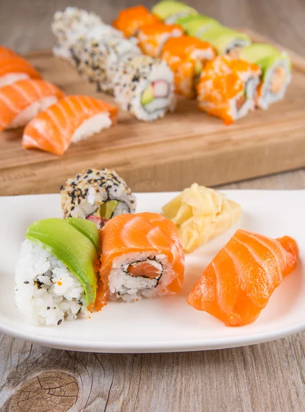 Variatie van verse, smakelijke sushi rolt — Stockfoto