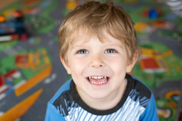 Retrato de niño pequeño de tres años — Foto de Stock