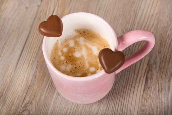 Kopje koffie op houten achtergrond — Stockfoto