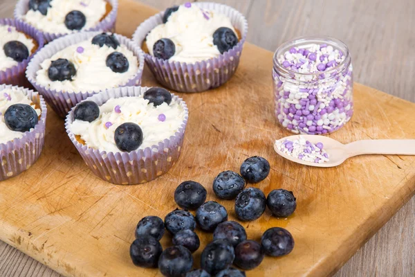 Bolo delicioso com mirtilos, creme e bagas frescas — Fotografia de Stock