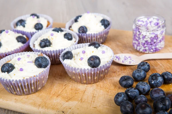 Leckere Cupcake mit Blaubeeren, Sahne und frischen Beeren — Stockfoto