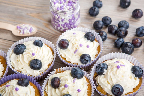 Delicious cupcake with blueberries, cream and fresh berries — Stock Photo, Image