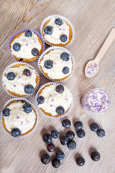 Leckere Cupcake mit Blaubeeren, Sahne und frischen Beeren — Stockfoto