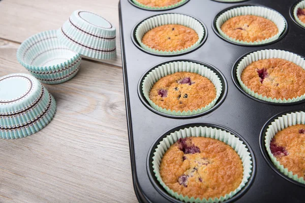 Muffins fraîchement cuits avec des baies mélangées — Photo