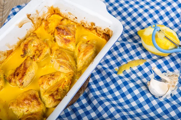 Delicious hot curry chicken with garlic — Stock Photo, Image