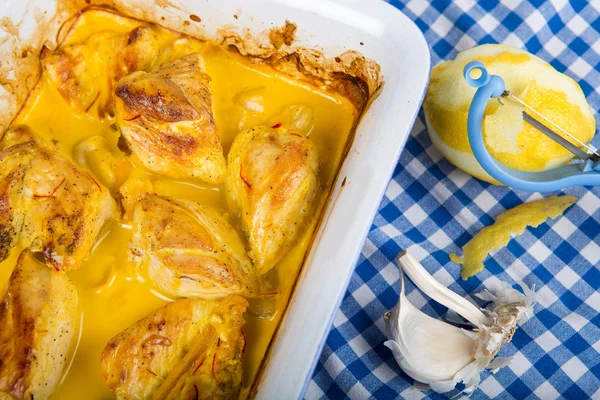 Leckeres scharfes Curry-Huhn mit Knoblauch — Stockfoto