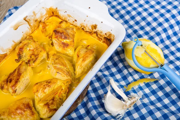 Delicioso pollo al curry caliente con ajo —  Fotos de Stock