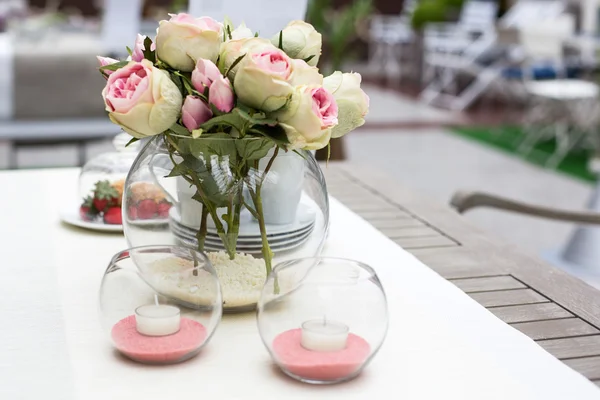 夏の庭のテーブルの装飾 — ストック写真