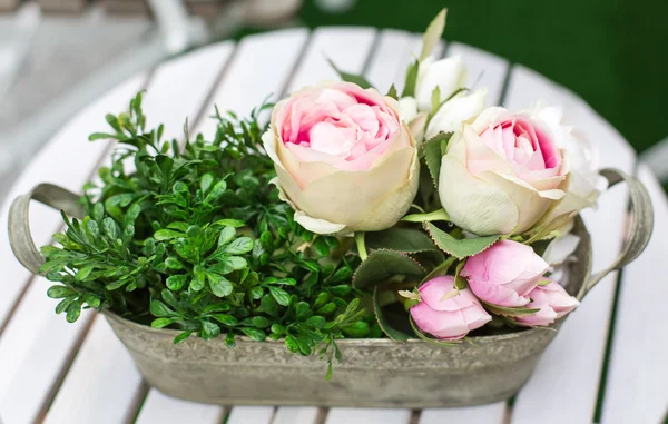 Decoratie van zomer tuinmeubelen — Stockfoto