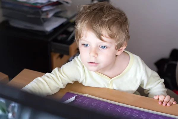 Liten pojke lärande på dator hemma — Stockfoto