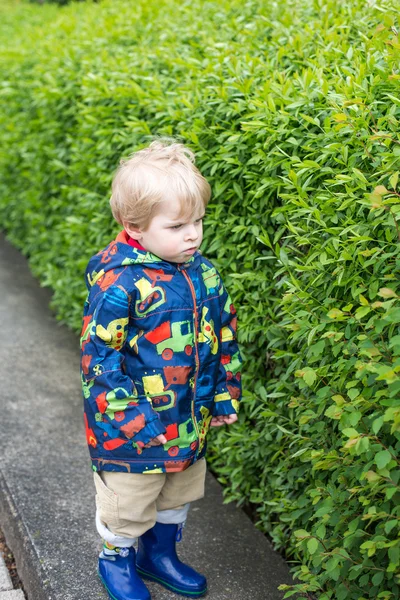 Petit garçon tout-petit en vêtements de pluie, à l'extérieur — Photo