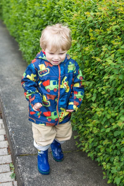 Menino pequeno em roupas de chuva, ao ar livre — Fotografia de Stock