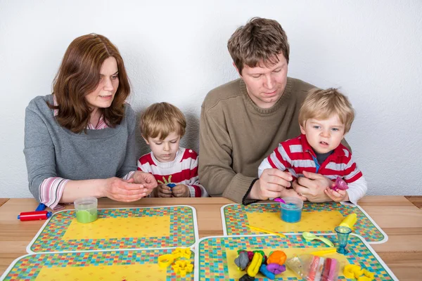 Família feliz de um quatro se divertindo em casa — Fotografia de Stock