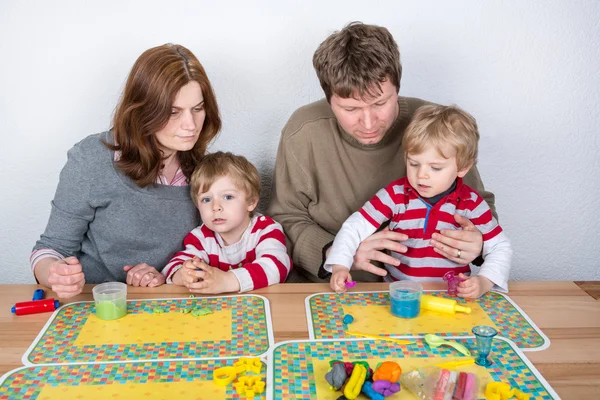Keluarga bahagia dari empat yang bersenang-senang di rumah — Stok Foto