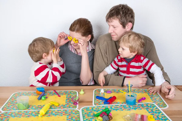 Glückliche vierköpfige Familie, die zu Hause Spaß hat — Stockfoto