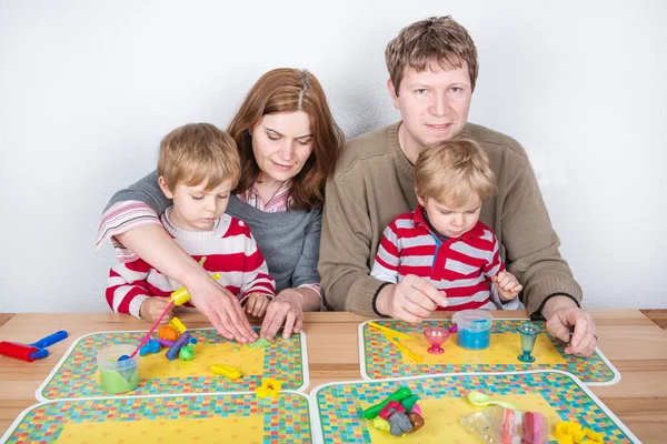 Família feliz de um quatro se divertindo em casa — Fotografia de Stock