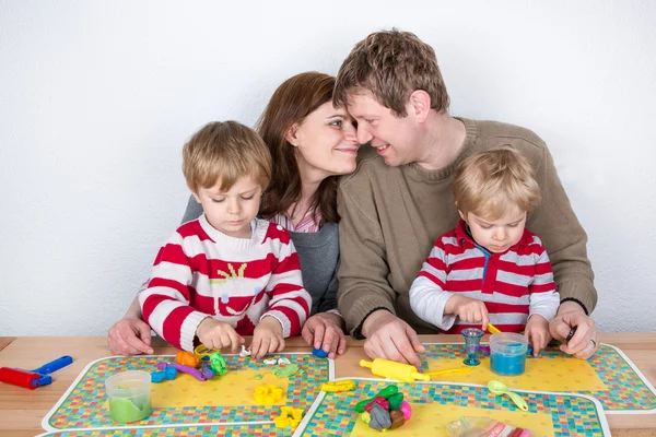 Glückliche vierköpfige Familie, die zu Hause Spaß hat — Stockfoto