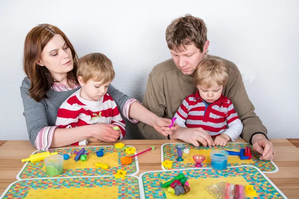 Familia feliz de un cuatro divirtiéndose en casa —  Fotos de Stock