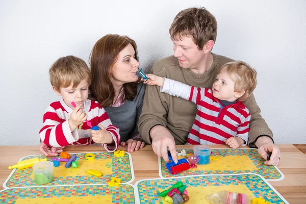 Família feliz de um quatro se divertindo em casa — Fotografia de Stock