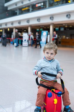 bir bavul Havaalanı'nda oturan yürümeye başlayan çocuk