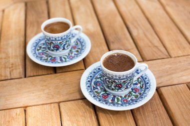 ahşap masa üzerinde taze geleneksel Türk kahvesi