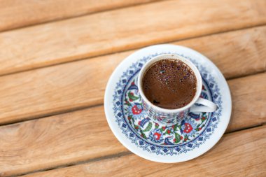 ahşap masa üzerinde taze geleneksel Türk kahvesi