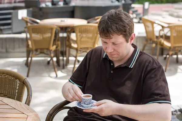 Genç adam içme geleneksel Türk mocca kahve — Stok fotoğraf