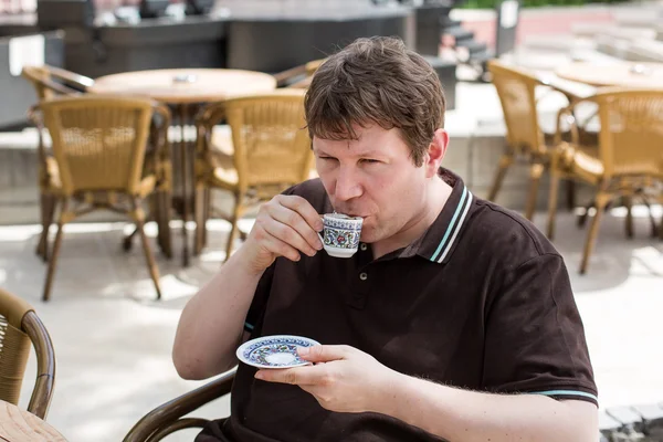 Young man drinking traditional turkish mocca coffee — Stock Photo, Image