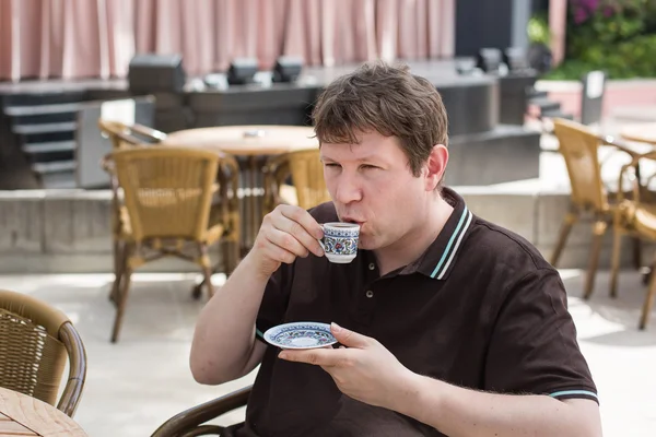 Young man drinking traditional turkish mocca coffee — Stock Photo, Image