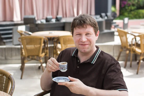 Young man drinking traditional turkish mocca coffee — Stock Photo, Image