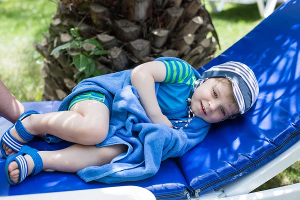 Kanepede swimm elbiseli sarışın yürümeye başlayan çocuk — Stok fotoğraf