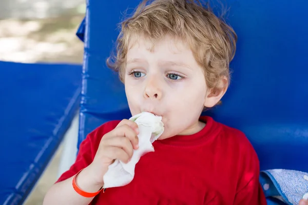 Pequeño niño rubio comiendo helado de chocolate — Foto de Stock