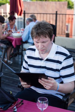 genç insan yaz açık Restoran