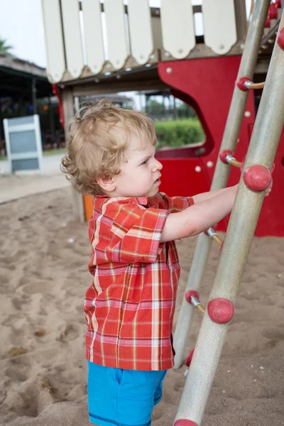 Kleiner Kleinkind-Junge auf Spielplatz — Stockfoto