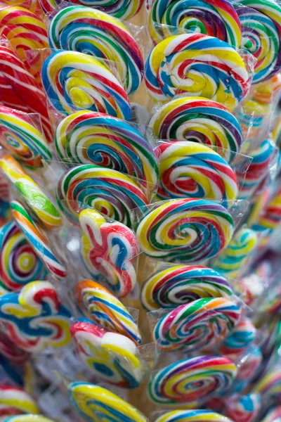 Lollipop med blandede, fargerike frukter – stockfoto