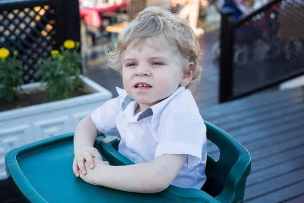 Portrét krásného malého chlapce batole sedí v venkovní odpočinek — Stock fotografie